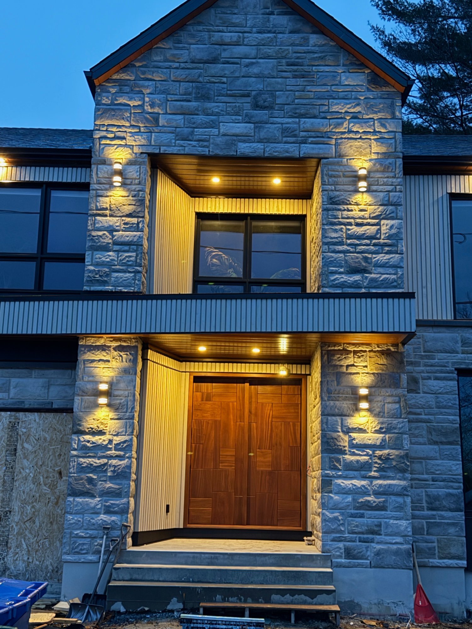 Façade nocturne — double porte noyer